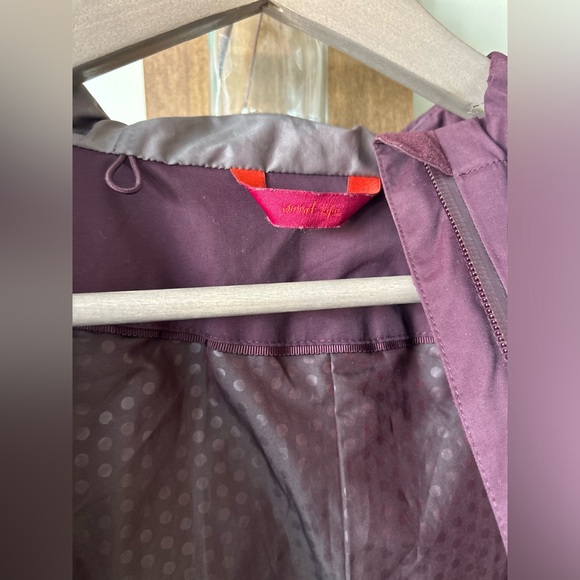 Size 8 (snug) Lululemon Rain Waterproof Jacket - Picture 4 of 9